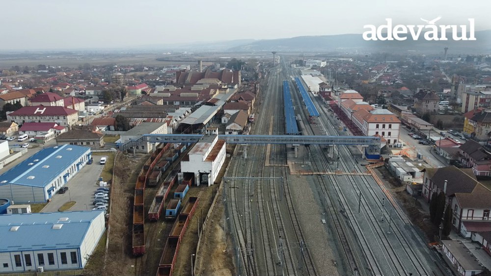 Cum arată gara unui important oraș feroviar din vestul României, după trei ani de la începerea reabilitării