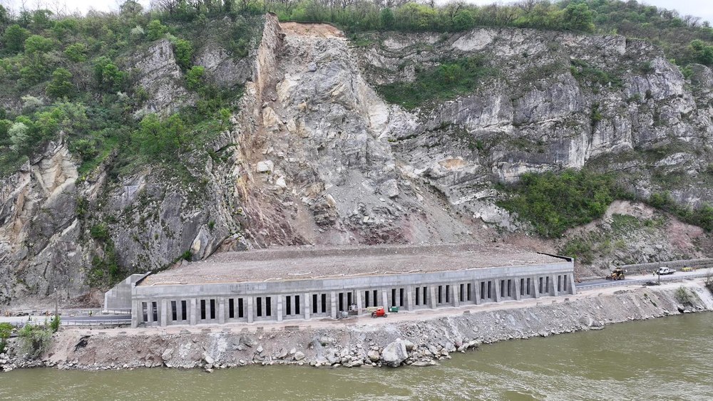 Noua polată peste șoseaua din Clisura Dunării, finalizată. Cum arată construcția spectaculoasă   