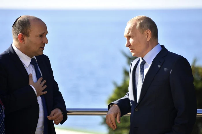 Naftali Bennett (stânga) şi Vladimir Putin discutând la Soci, staţiune la Marea Neagră FOTO EPA-EFE