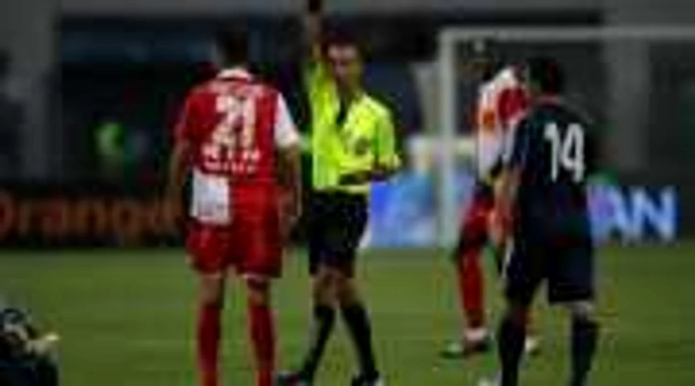 FLMUL MECIULUI Dinamo - Internaţional Curtea de Argeş 0-1 / "Câini" îngenuncheaţi