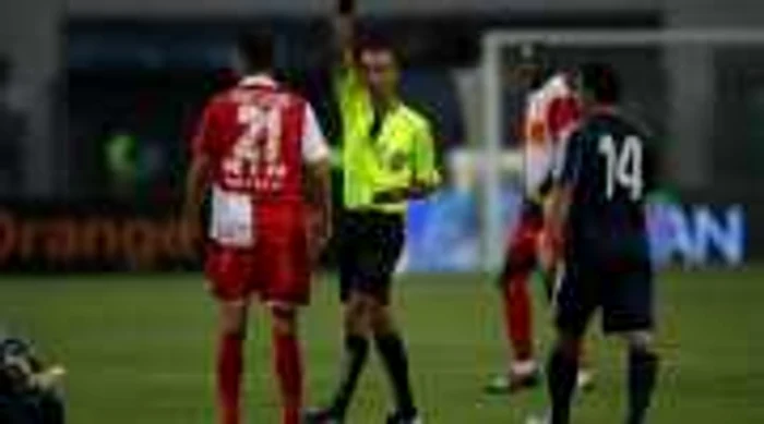FLMUL MECIULUI Dinamo - Internaţional Curtea de Argeş 0-1 / "Câini" îngenuncheaţi