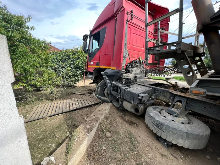 Un camion a ajuns în curtea unui localnic FOTO: ISU Galați