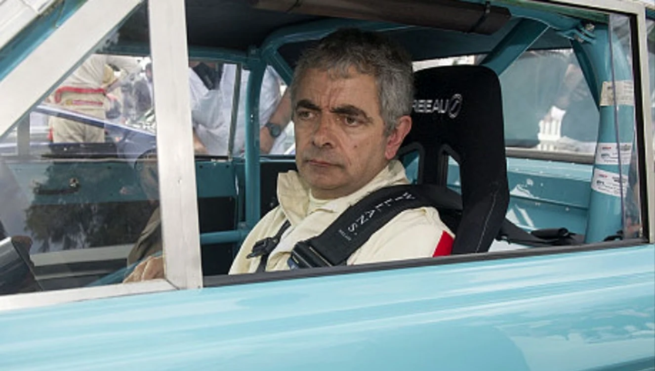 
    Rowan Atkinson şi-a lovit maşina în timpul unei curse de maşiniFoto: autoevolution.com  