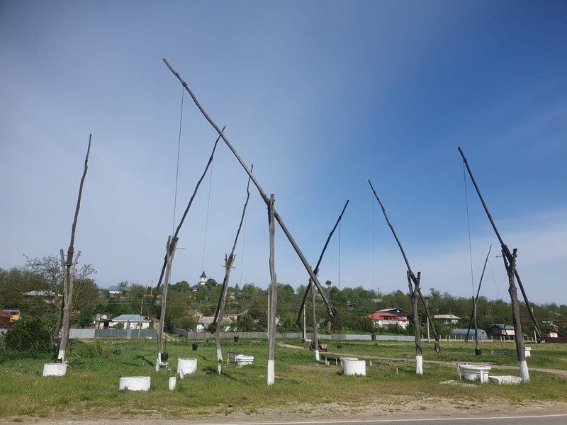  Locul de poveste, ocupat de o „pădure” de fântâni arhaice, cu cumpănă, din mijlocul unui sat din sudul Moldovei