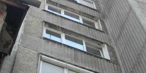 Pompierii au escaladat blocul pentru a pătrunde în apartamentul din care s-a aruncat femeia. Foto: Ştefan Both