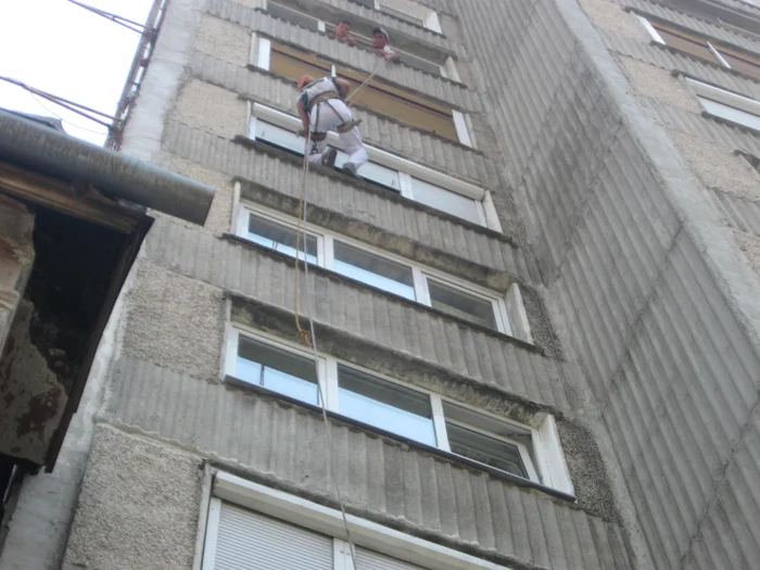 Pompierii au escaladat blocul pentru a pătrunde în apartamentul din care s-a aruncat femeia. Foto: Ştefan Both