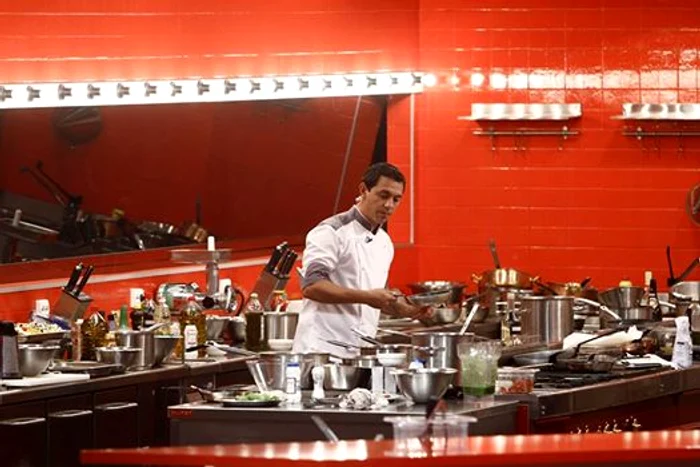 Chefii au îmbrăcat ţinutele de bucătari şi s-au apucat de gătitFoto Antena 1