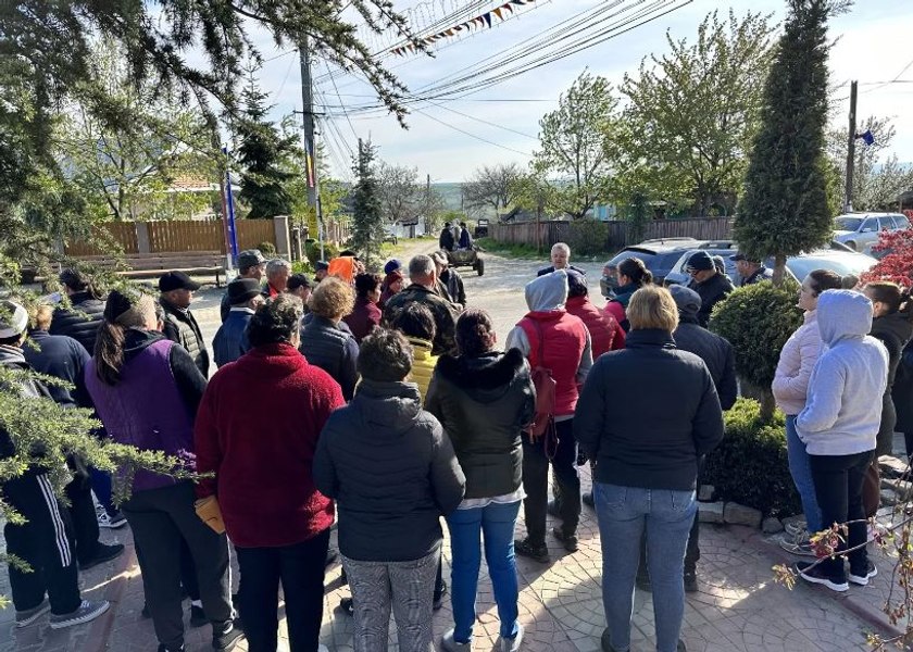 Răscoală într-o comună din Vaslui împotriva primarului. „Intrăm cu bâtele peste el. Nu se mai satură de bani“