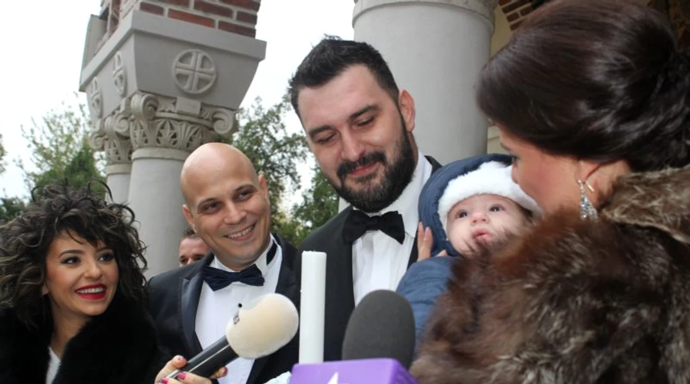 
    Giulia şi Vlad Huidu, alături de naşii lui Eduard Mikael, după botezFoto: Mihai Ionescu  