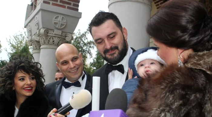 
    Giulia şi Vlad Huidu, alături de naşii lui Eduard Mikael, după botezFoto: Mihai Ionescu  