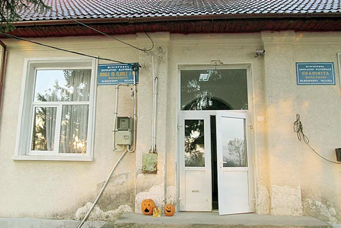 Alberto şi Adelin se amuză şi  spun că mersul pe jos până  la şcoală le prinde bine