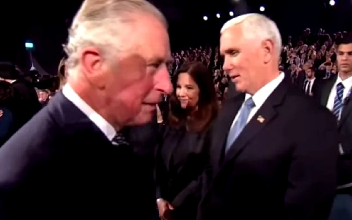 Prinţul Charles (primul din imagine) trecând pe lângă Mike Pence fără să dea mâna cu el FOTO Captură YouTube/ Global News