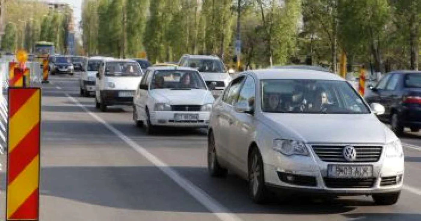 Trafic aglomerat, mai ales pe drumurile pe care se circulă pe o singură bandă, foto arhivă