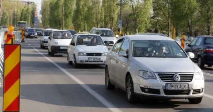 Trafic aglomerat, mai ales pe drumurile pe care se circulă pe o singură bandă, foto arhivă