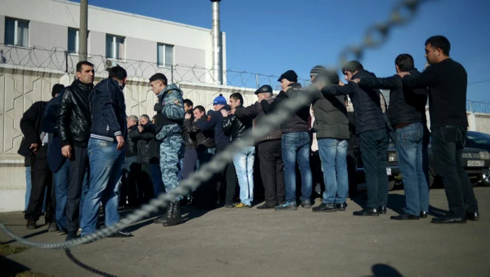 Imigranţii din Moscova, aliniaţi de poliţie FOTO Ria Novosti