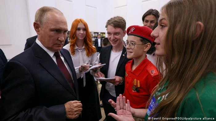 Preşedintele Vladimir Putin împreună cu elevi la ora de patriotism