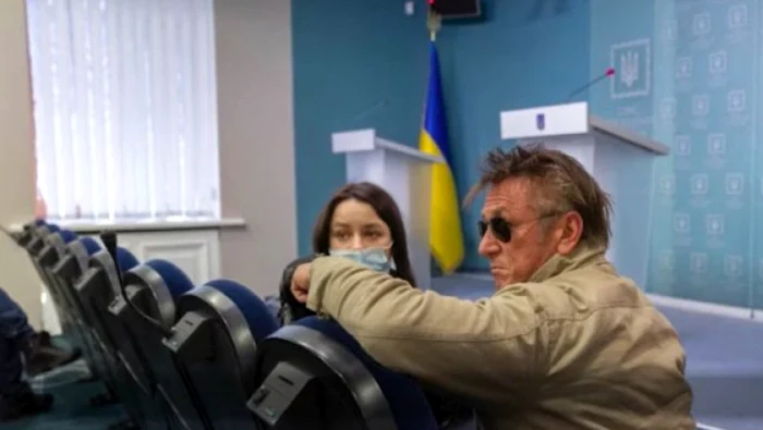 Sean Penn se află la Kiev pentru a documenta invazia Rusiei. Foto: Captură YouTube
