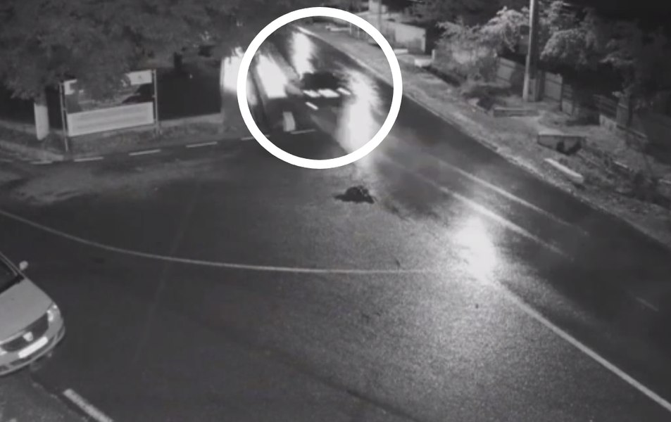La un pas de tragedie. S-a răsturnat cu mașina, dar a supraviețuit miraculos VIDEO