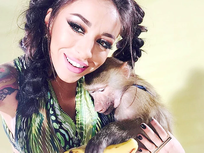 Ruby a stat la filmări cu  o maimuţică în braţe