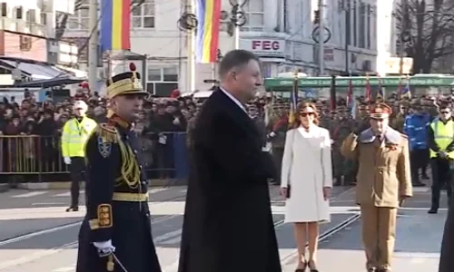 Carmen Iohannis, în pardesiu și cu pantofi la Iași, de Ziua Unirii png