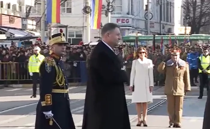 Carmen Iohannis, în pardesiu și cu pantofi la Iași, de Ziua Unirii