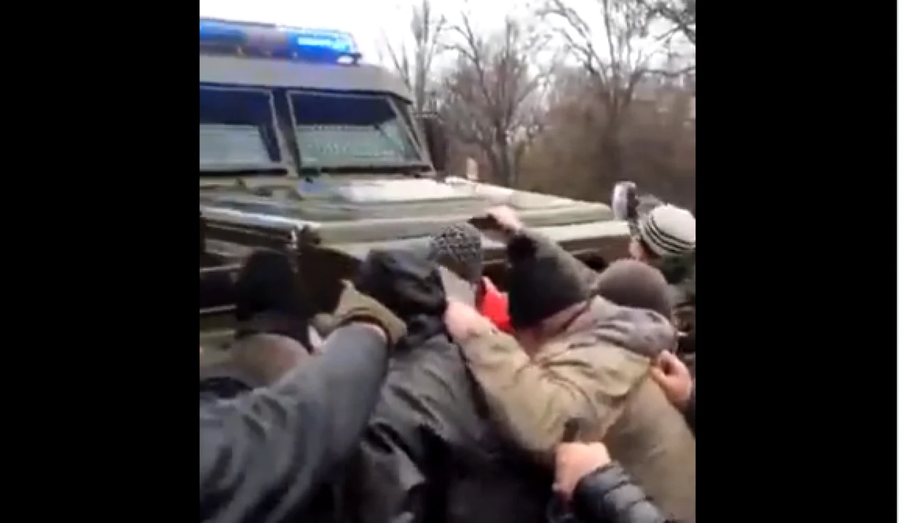 Război în Ucraina. Civili neînarmaţi se pun în faţa convoaielor militare ruseşti