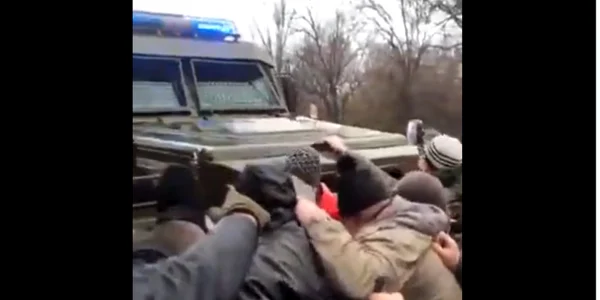 ucraineni care se pun in fata vehiculelor militare FOTO captura