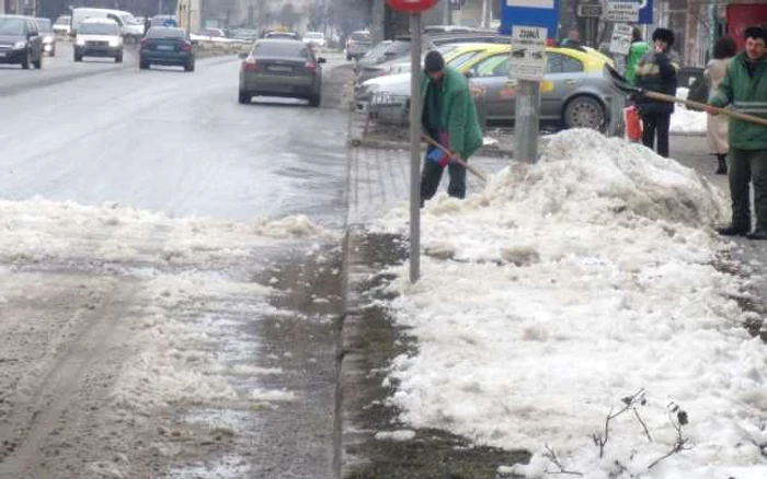 Zăpada de pe spaţiul verde, mutată pe carosabil