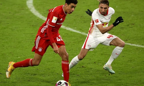 Jamal Musiala (stanga) si Kevin Kampl, Bundesliga (EPA) jpg