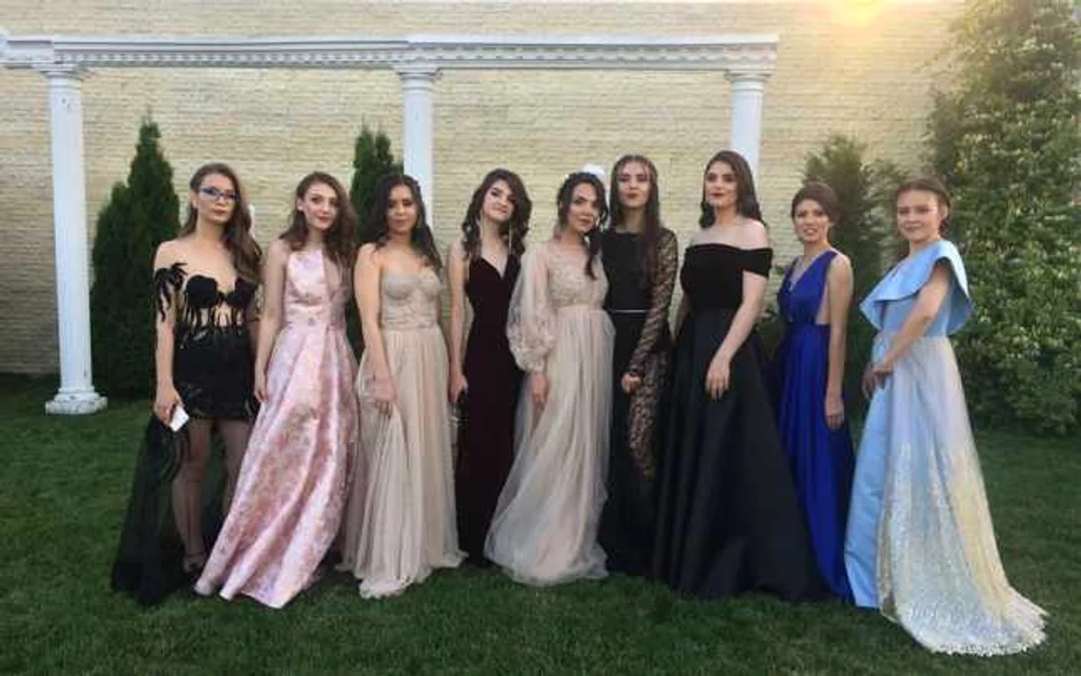 Absolventele au ales din timp modelele de rochii pentru bal FOTO: Facebook/Moda Dary