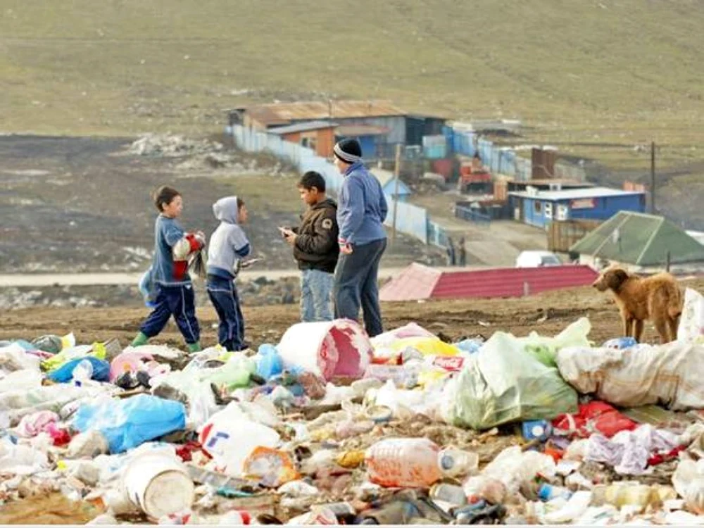 La Pata Rât , cea mai mare rampă de gunoi din Cluj, trăiesc sute de familii de romi. FOTO: Adevărul