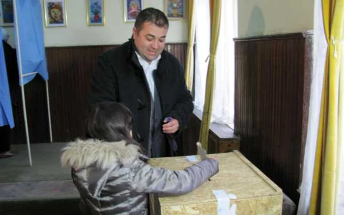 Adrian Solomon, deputat PSD de Bârlad, a intrat în cabina de vot alături de fiica sa FOTO Sabina Ghiorghe