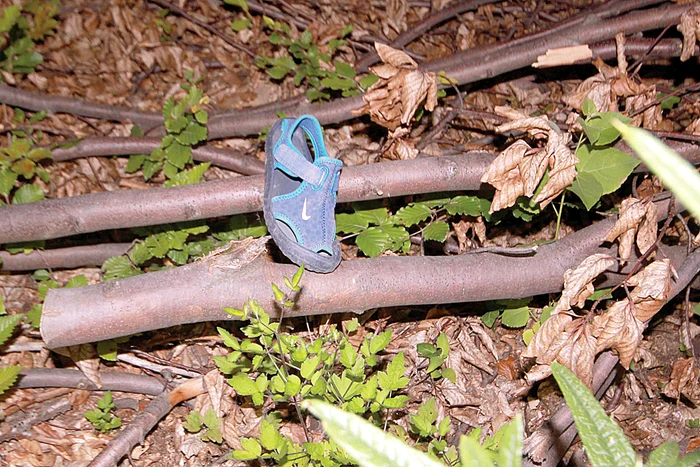 Una dintre sandale, descoperită de o turistă, semn că micuţul era pe aproape