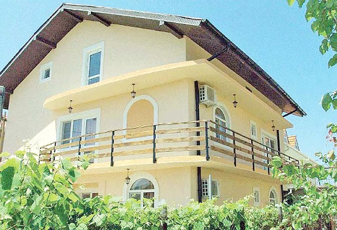 Leo are la Eforie Nord  o vilă superbă