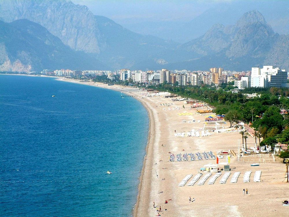 Cele mai frumoase plaje din Antalya: Lara Kundu este renumită pentru frumoasele şi întinsele zone de nisip