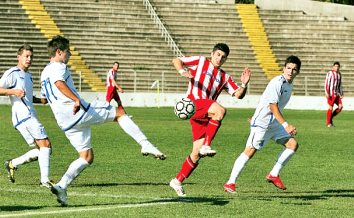 
    Cosmin Matei (dreapta) este pus pe fapte mari  