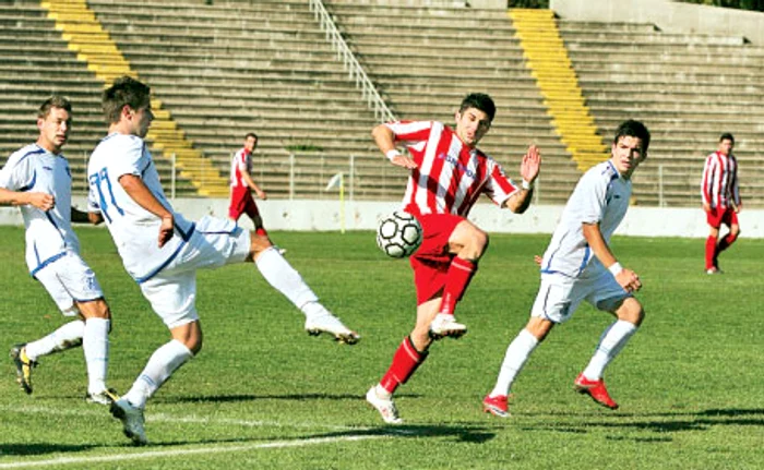 
    Cosmin Matei (dreapta) este pus pe fapte mari  
