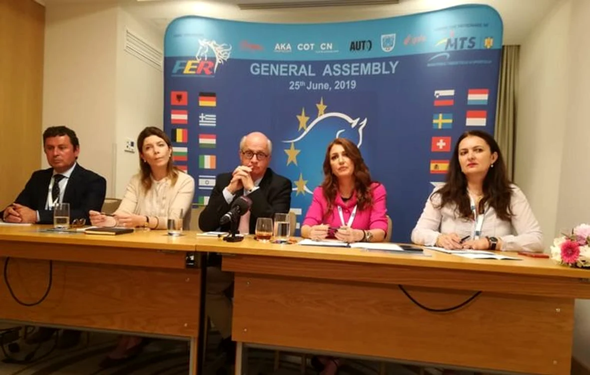 
    Marinela Mladin (a doua din dreapta) vrea să aducă un suflu nou în sportul ecvestru  