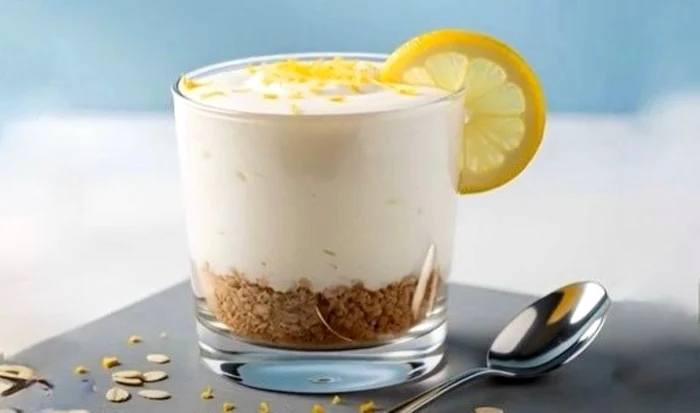 Cum se prepară „prăjitura cu brânză” cu iaurt grecesc / foto: Facebook