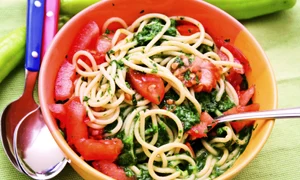 spaghete cu spanac si rosii jpeg