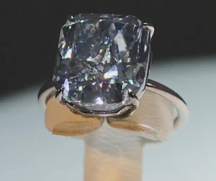 Suma enormă cu care s-a vândut la licitație diamantul denumit „Albastrul mediteranean”