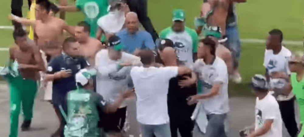 Fanii au invadat terenul pentru a-l bate pe antrenor. Scene șocante pe un stadion din Columbia