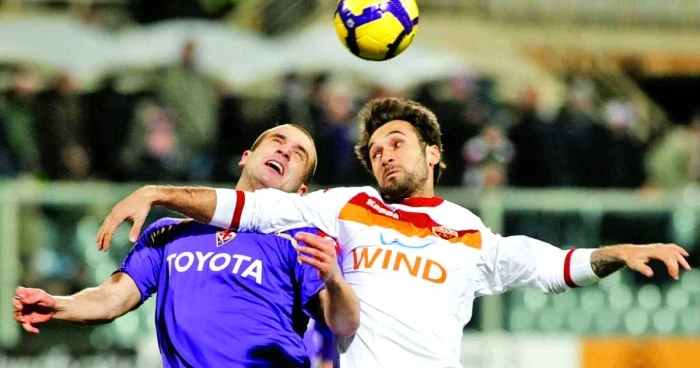 Mirko Vucinici (dreapta), în duel cu De Silvestri