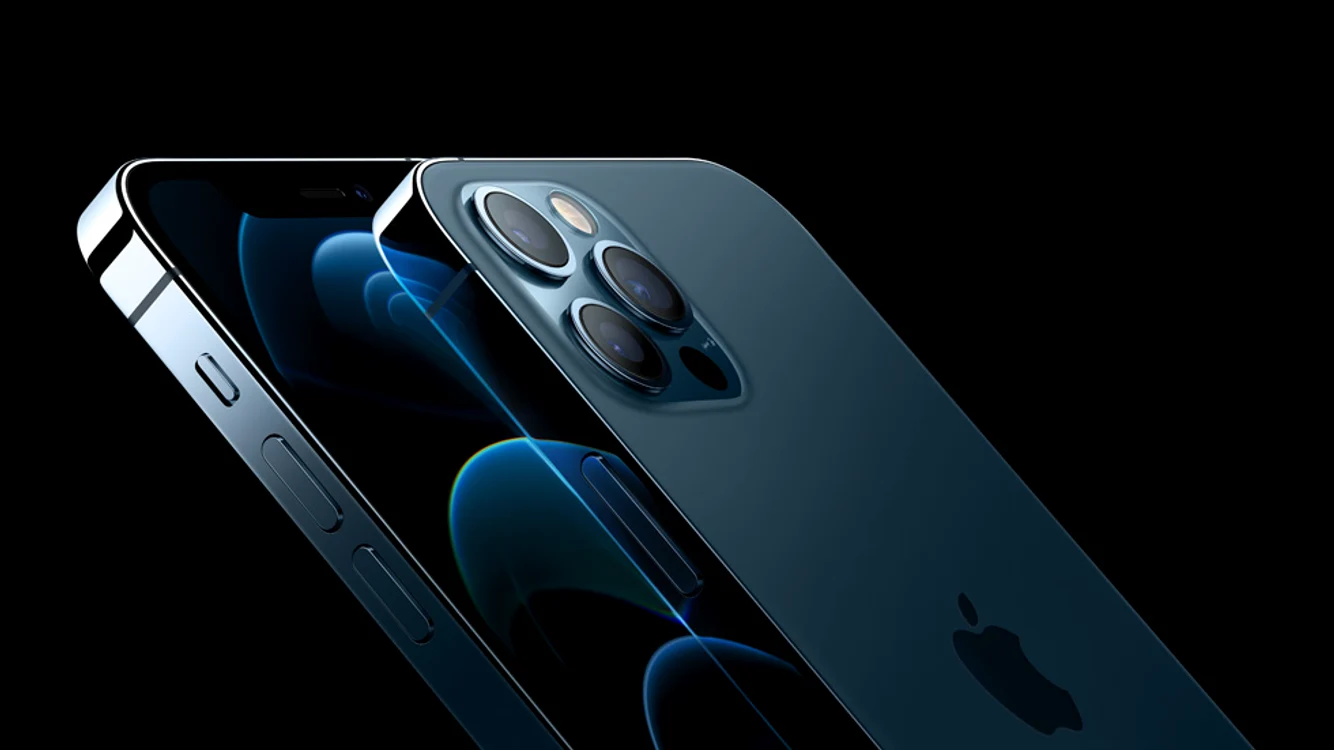 
    iPhone 12 vine fără căști și încărcătorSursa foto: Apple  