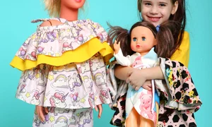 Isabela și păpușile ei au haine identice jpeg