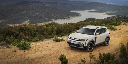 Dacia Duster Hybrid 32 jpg