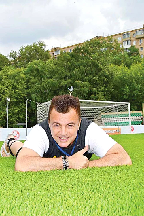 Adrian Enache se  consideră un om foarte  credincios. Şi el poartă  brăţările bisericeşti
