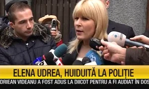 Elena Udrea a vorbit cu jurnaliştii în timp ce era huiduită jpeg