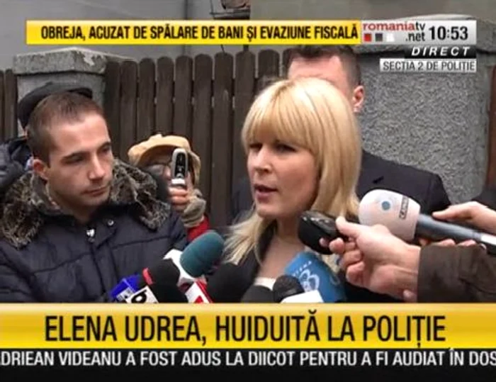 Elena Udrea a vorbit cu jurnaliştii în timp ce era huiduită