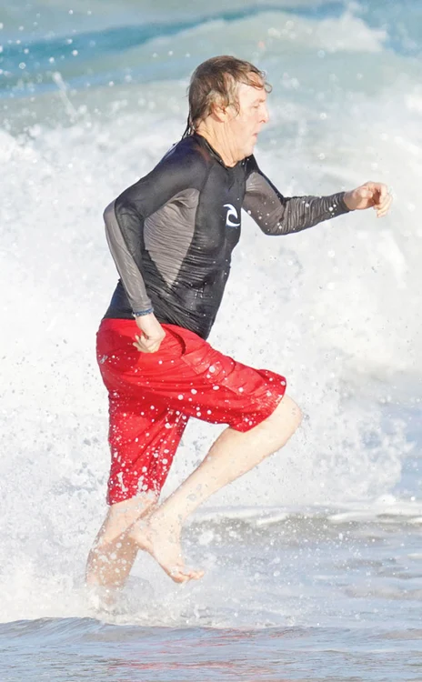 Paul McCartney  s-a avântat în valuri  pe insula St. Barths 